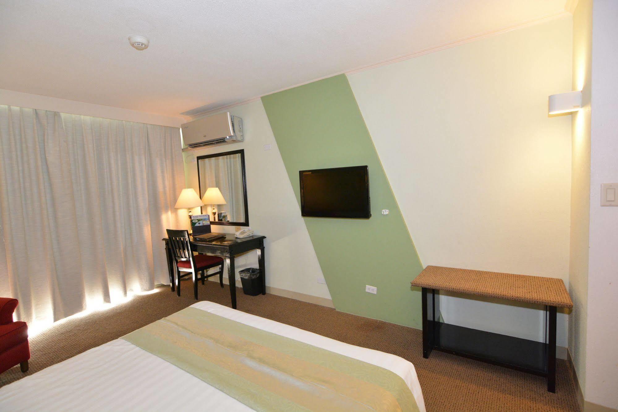 Century Hotel Garapan Esterno foto